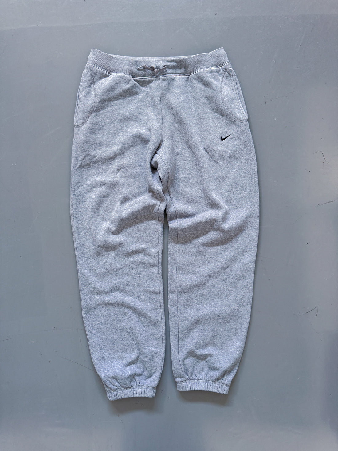 Pantalón Jogger Vintage Nike Gris (Logo Negro) – Oferta Limitada