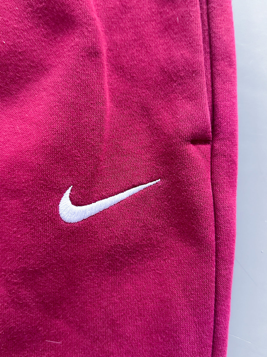 Pantalón Jogger Vintage Nike Burdeo – Oferta Limitada